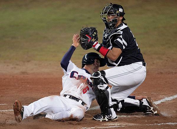 中華紅隊跑者蘇袁億(左)遭日本隊捕手觸殺在本壘前