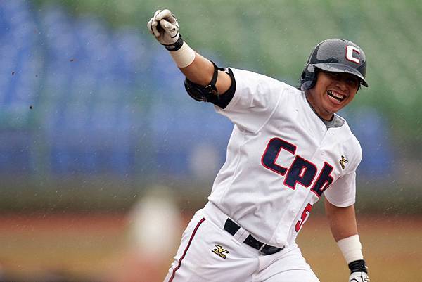 中華白隊藍少白擊出再見安打