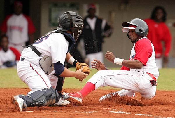 多明尼加隊卡諾(右)衝回本壘-2