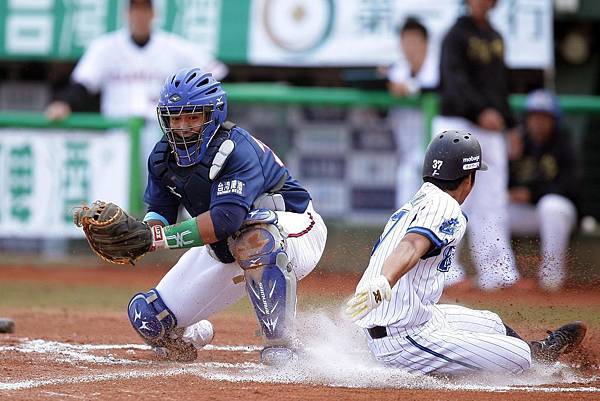 20121211 冬季聯盟 日本VS中華白(洲際) 中華白隊捕手方克偉來不及觸殺日本隊跑者