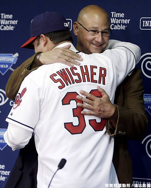 Swisher 和總教練 Terry Francona 擁抱