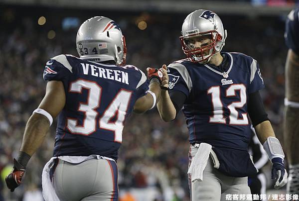 愛國者明星四分衛愛國者 Tom Brady 與 Shane Vereen 達陣後慶祝