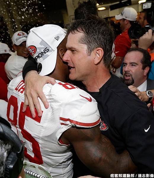 四九人教練 Jim Harbaugh 與隊員慶祝