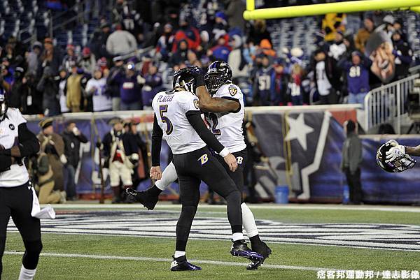 烏鴉 Joe Flacco 與 Ray Lewis 場上慶祝