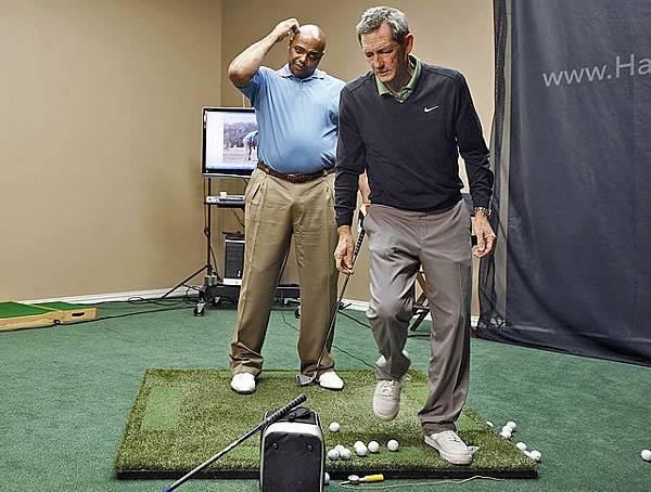43.Charles Barkley 聆聽曾教導過Tiger Woods的 Hank Haney 教練講解高爾夫課程