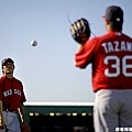 Koji Uehara 與 Junichi Tazawa 兩位日籍投手傳接球