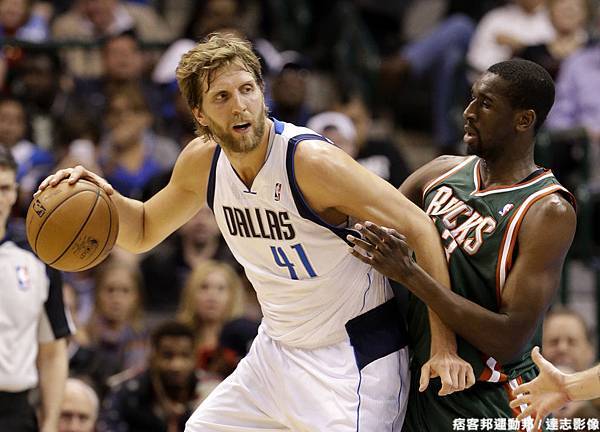 Dirk Nowitzki 得到 21 分、 20 籃板 