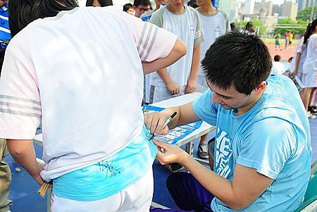 有同學要求簽名在衣服上，羅鈺群來者不拒