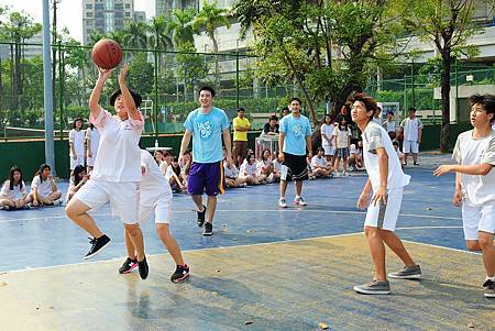 達欣兩位球員賴柏霖與羅鈺群與三民家商同學進行分組三打三