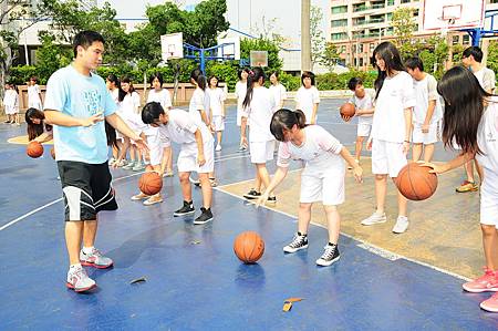 達欣賴柏霖認真教導三民家商同學籃球基本動作
