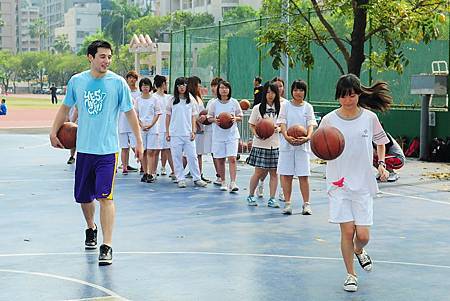 達欣羅鈺群叮嚀同學三步上籃腳步最重要