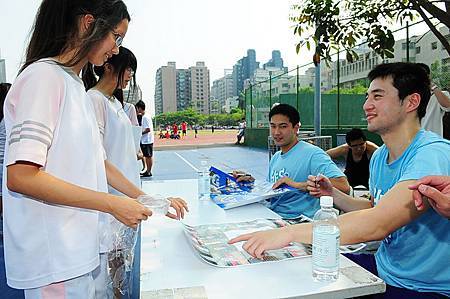 賴柏霖與羅鈺群細心幫全班同學簽名