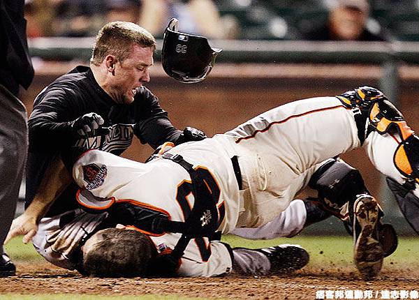 2011 - Buster Posey (右) 與 Scott Cousins 