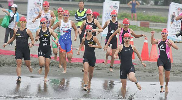 2013臺南安平亞洲盃鐵人三項暨全國錦標賽全程賽女子組選手下水畫面