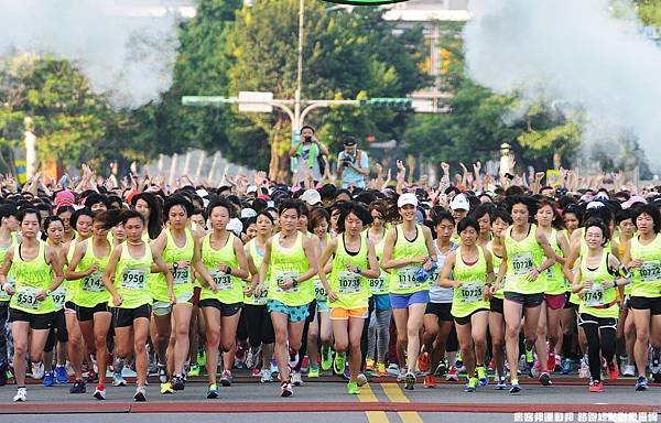 Nike萬人女生路跑於6月23日上午6點在市府廣場前鳴槍起跑，號召萬名女生一起跑出Amazing