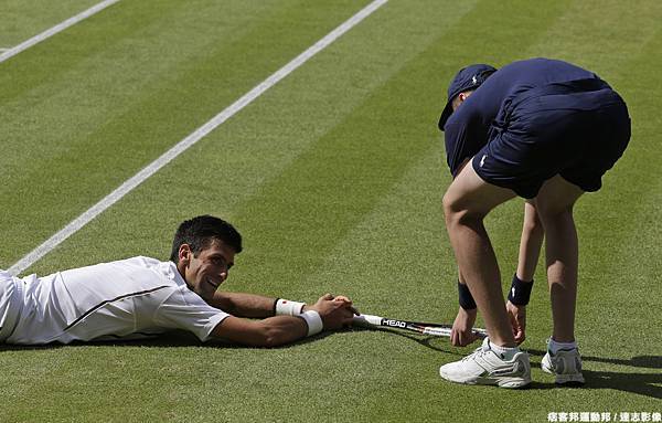 Novak Djokovic與球僮相視而笑