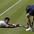 Novak Djokovic與球僮相視而笑