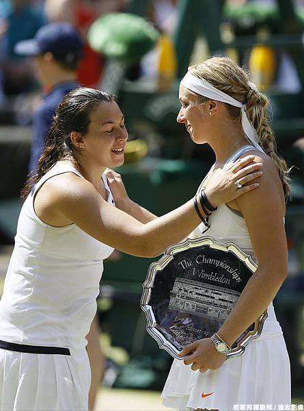 Marion Bartoli安慰Sabine Lisicki