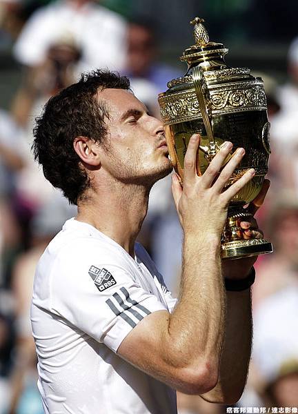 Andy Murray親吻金盃
