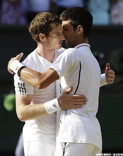 Andy Murray與Novak Djokovic賽後擁抱
