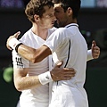 Andy Murray與Novak Djokovic賽後擁抱
