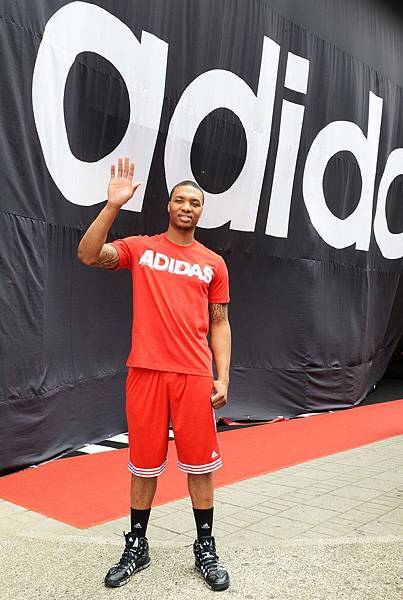 adidas忠孝旗艦店開幕特別邀請NBA年度新人王Damian Lillard來台擔任開幕剪綵嘉賓