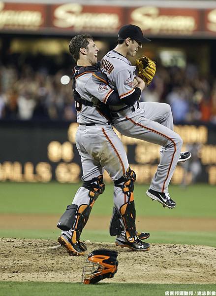 Buster Posey 從後面熊抱 Tim Lincecum