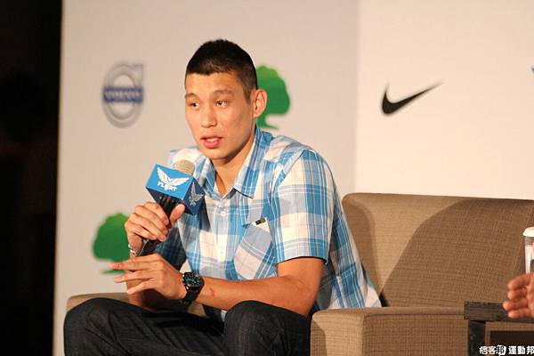 穿著藍色襯衫與牛仔褲