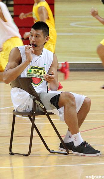 兩人在旁觀看球員比賽