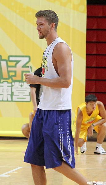 兩人在旁觀看球員比賽