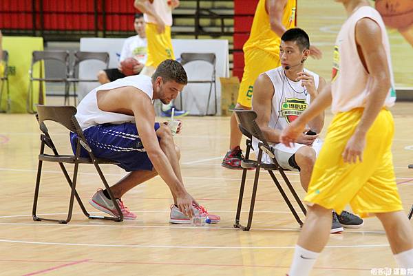 兩人在旁觀看球員比賽