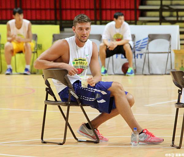 兩人在旁觀看球員比賽