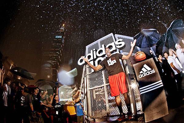 adidas球星Dwight Howard今晚現身台北信義計畫區，為位於台北101旁的adidas 101籃球公園擔任開幕貴賓