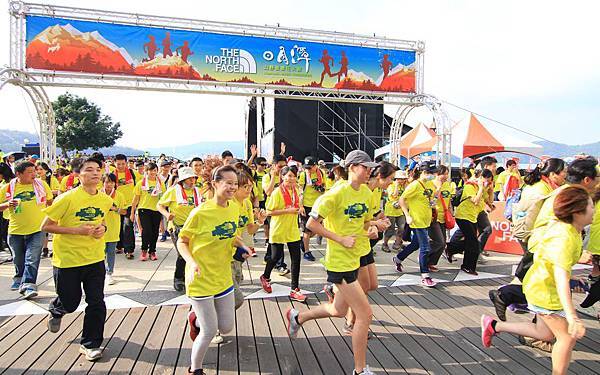 2013The North Face日月潭山野音樂花火節親子水上健走活動在水蛙頭步道揭開序幕！