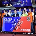 籃協理事長丁守中、教育部體育署國際組吳美智副組長、FOX行銷公關部副總李敏與SBL四強球隊璞園、達欣、台灣大及裕隆一同合影