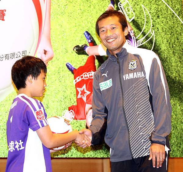 【YAMAHA CUP】日本JUBILO磐田足球隊教練茶野隆行二度來台指導學童足球技巧 致贈親筆簽名的YAMAHA CUP專屬用球期待與孩童1月11日決賽再見 【YAMAHA CUP】日本JUBILO磐田足球隊教練茶野隆行二度來台指導學童足球技巧 致贈親筆簽名的YAMAHA CUP專屬用球期待與孩童1月11日決賽再見