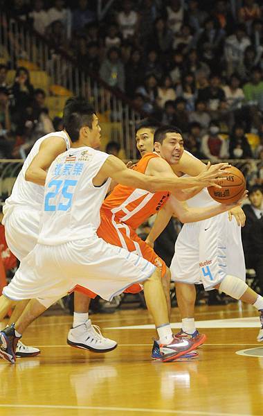 璞園陳世杰遭達欣三位球員包夾，急尋隊友傳球