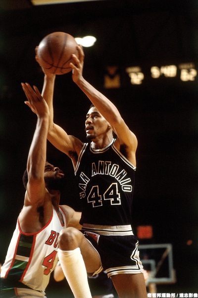 5.格文(George Gervin)