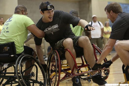 Tiago Splitter,Matt Bonner,Aron Baynes體驗輪椅籃球