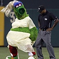 Phillie Phanatic 跳 Lady Pha Pha 的舞步