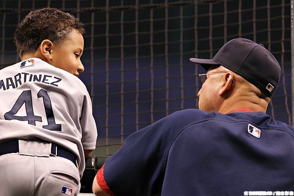 Victor Martinez之子和時任紅襪總教練的Terry Francona