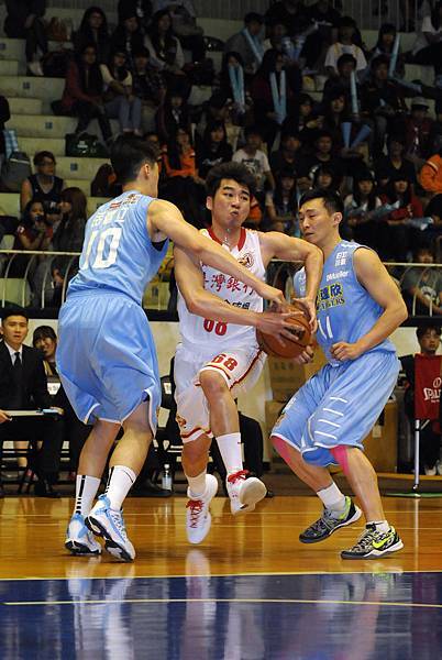 臺銀張博勝持球切入時遭到達欣岳瀛立的拉手犯規