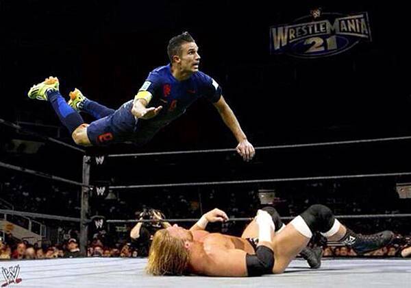 3624c0b0-f766-11e3-b7ad-511bfcf80cd8_van-persie-wrestling.jpg