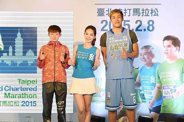 (左起)跑馬好手簡培宇、知名藝人曾之喬與運動明星周儀翔，齊為2015臺北渣打公益馬拉松站台