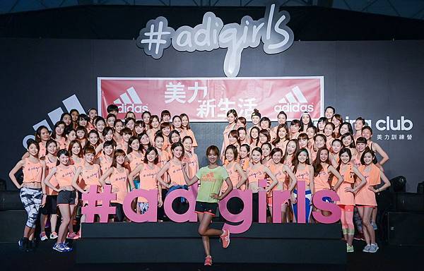 2.美力系隊長Jolin現身美力訓練營結業式與80名受邀#adigirls進行結業式團拍