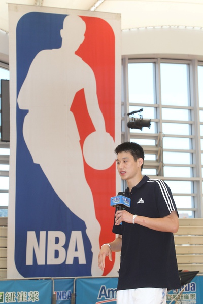 100729-NBA台灣第1人蒞臨安麗紐崔萊少年NBA訓練營現場.jpg