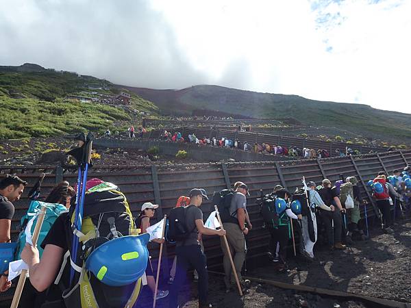 日本。菜鳥新手攻頂富士山：注意事項、登山裝備、路線