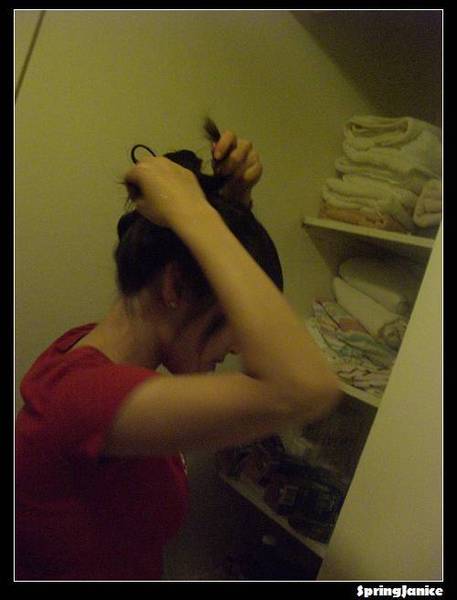 2008-08-04 19 janice in netta's bathroom to bind my hair.jpg