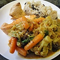 午餐豐盛--蔬菜咖哩,沙摩沙與香煎鮭魚.JPG
