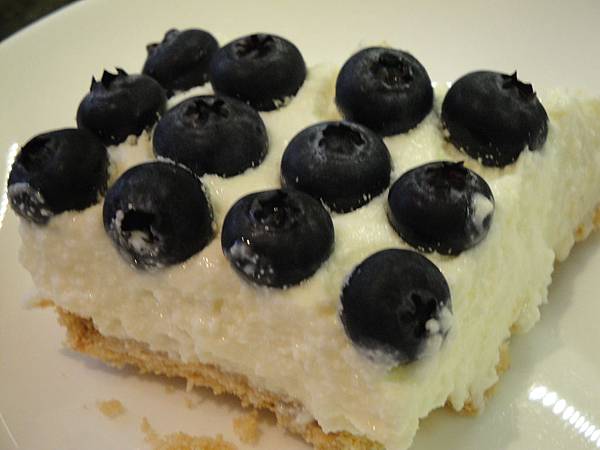 切得醜醜的藍莓乳酪蛋糕